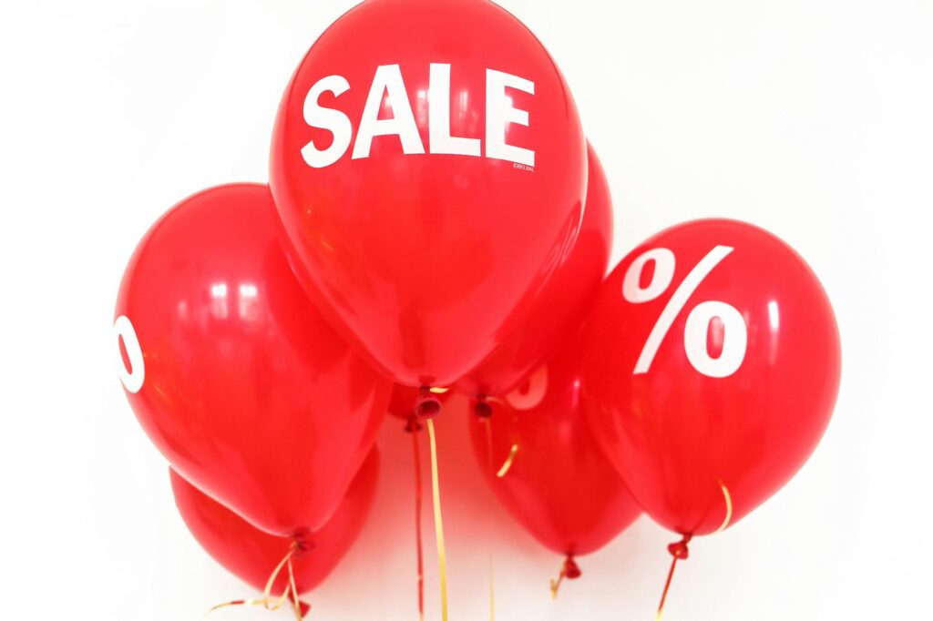 pexels-photo-3905874-3905874 Bright red balloons with 'SALE' and '%' symbols, perfect for marketing promotions.